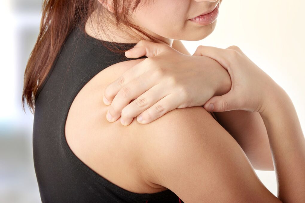 Servikal osteokondroza omuzlarda ağrı eşlik edebilir
